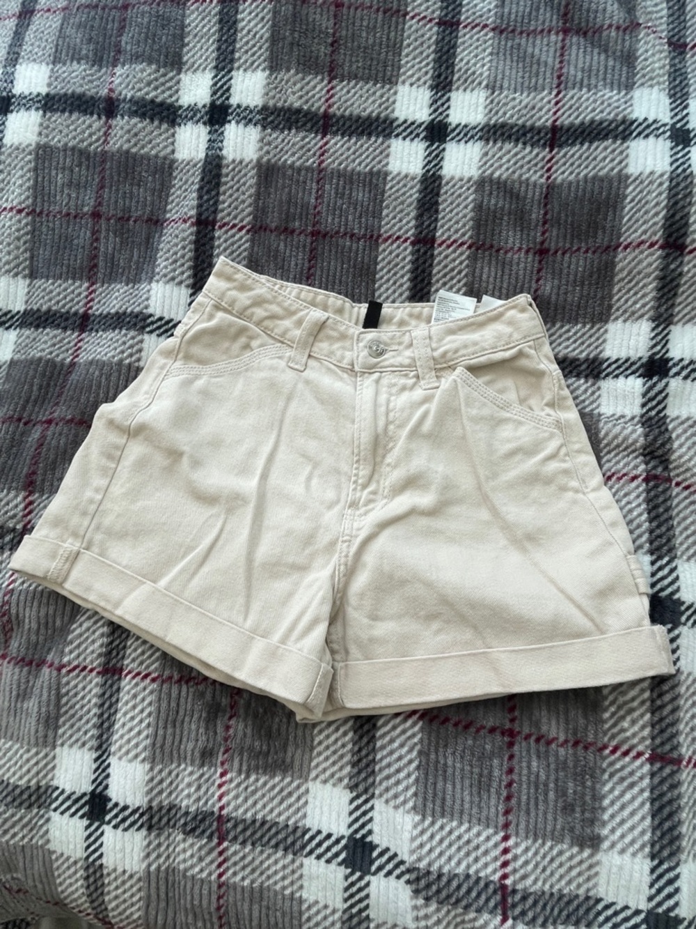 Beige Casual Rolled-Hem Shorts
